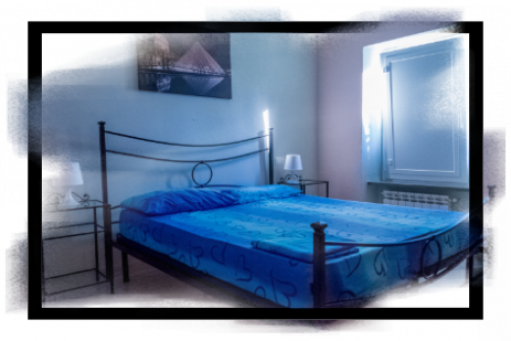 Camera con letto matrimoniale in una casa vacanza di Luce Stellata, vicino alle Cinque Terre