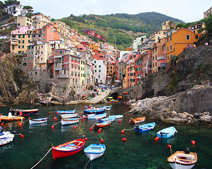 vista panoramica dal mare di Riomaggiore